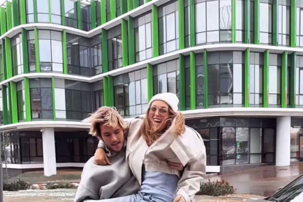 Певица Ирина Дубцова снялась со своим взрослым сыном