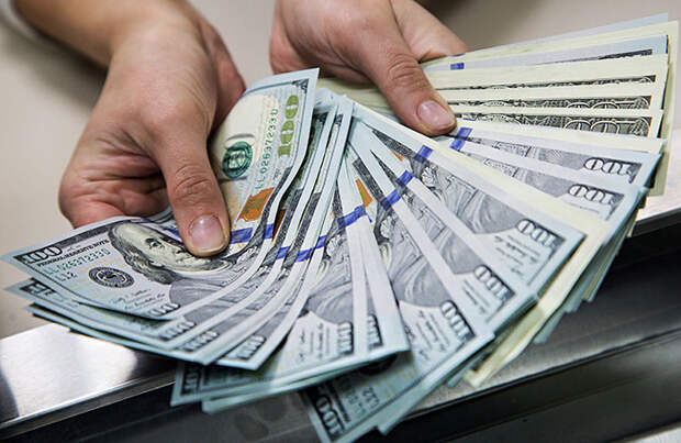 ЦБ: в мае россияне купили валюту на рекордную сумму