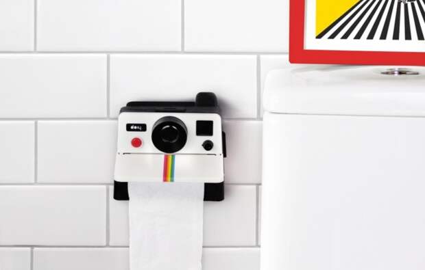 Держатель для туалетной бумаги в виде фотоаппарата, работающего по принципу Polaroid.
