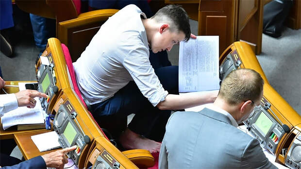 Савченко на заседании Рады разулась и залезла в кресло