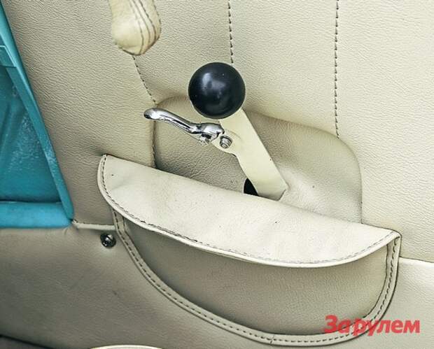 С помощью флажка на рычажке переключения передач отлавливают «нейтраль».