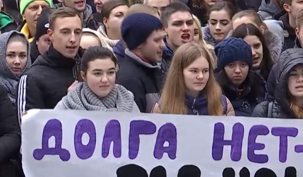 Скачем и греемся: В Днепре 800 студентов вышли протестовать из-за холодных аудиторий