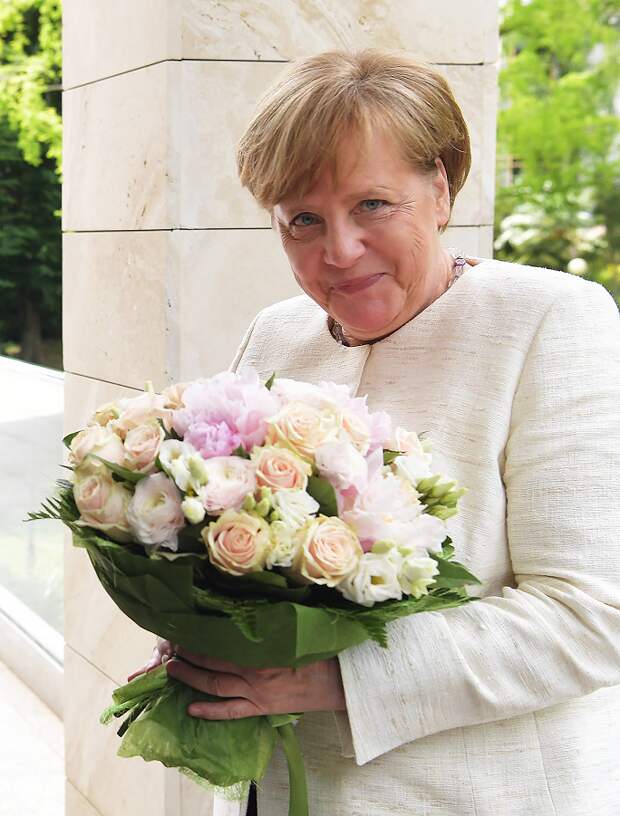 Меркель в Сочи с букетом от Путина, 18.05.18.png