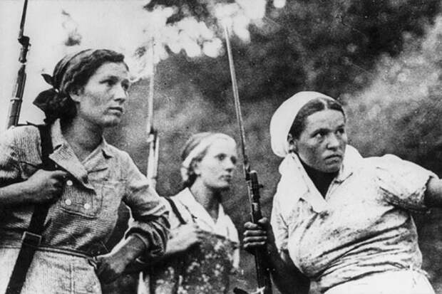Три Советские женщины-партизанки 1943 г.