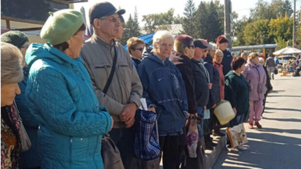 Жители Бельмесево на остановке / Фото: предоставлено жителями