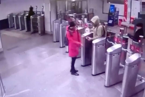В Москве безбилетник плеснул горячим напитком в лицо пассажирке метро