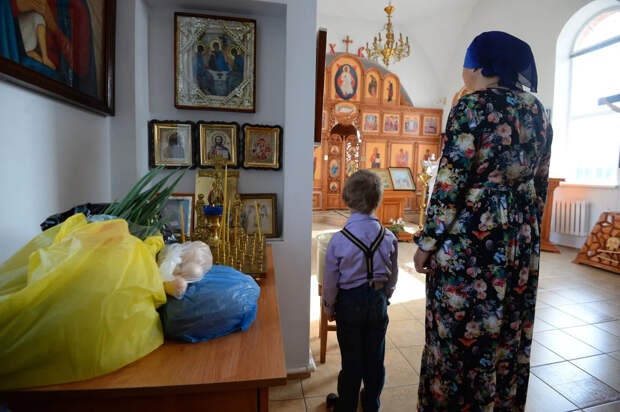 Священник объяснил, как быть тем, кто не может встать на колени в храме