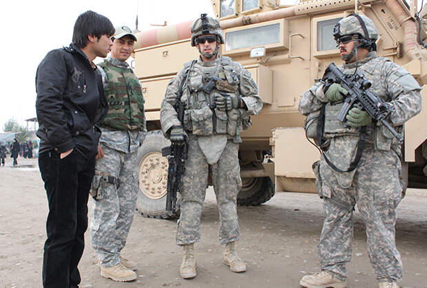 Американские солдаты, пригрозившие изъять у журналиста камеру