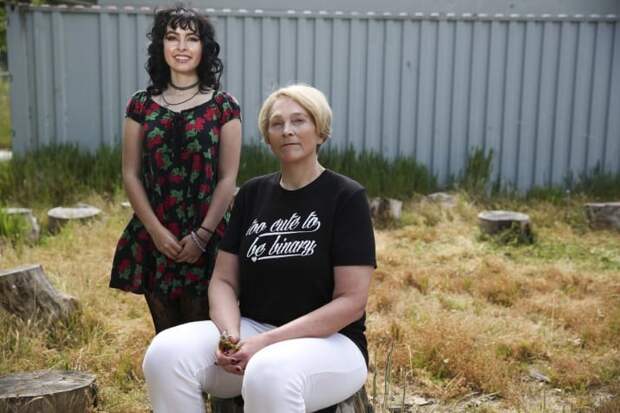 Слева - 17-летняя Стар Хаген-Эскерра, справа - 55-летняя Сара Келли Кинен гендерная идентичность, закон, калифорния, новости, общество, сша, трансгендеры, третий пол