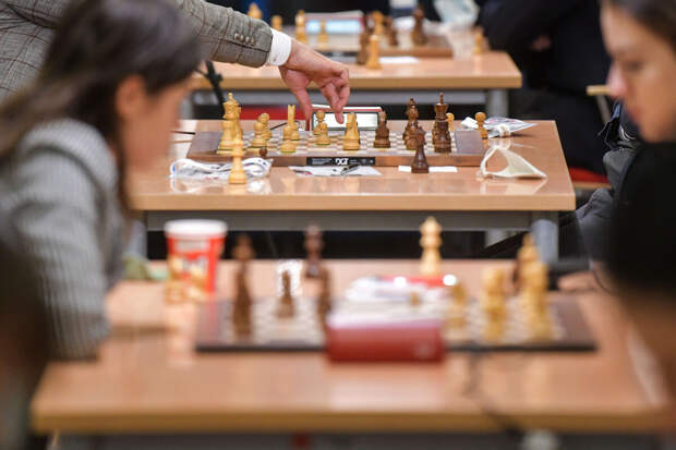 Пять федераций оспаривают в суде допуск российских шахматистов к соревнованиям