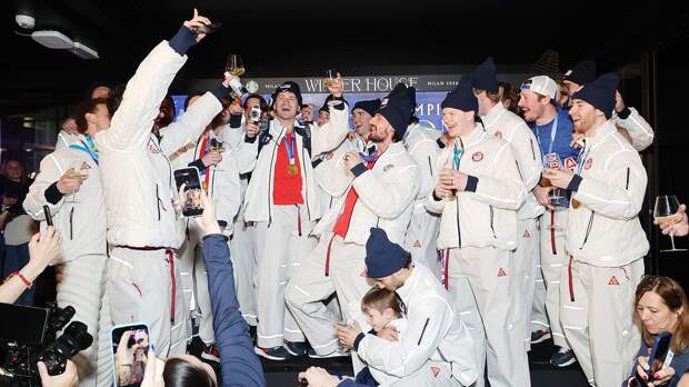 Пили пиво с главой ФБР, получали поздравления от Трампа, носили на руках героя финала. Как США отметили золото ОИ