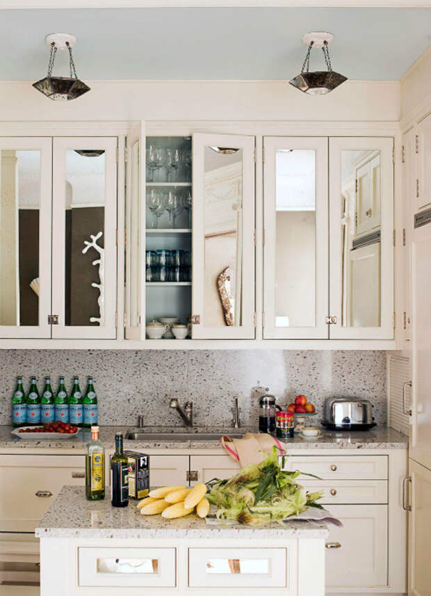 Кухонный гарнитур с зеркальными дверцами.