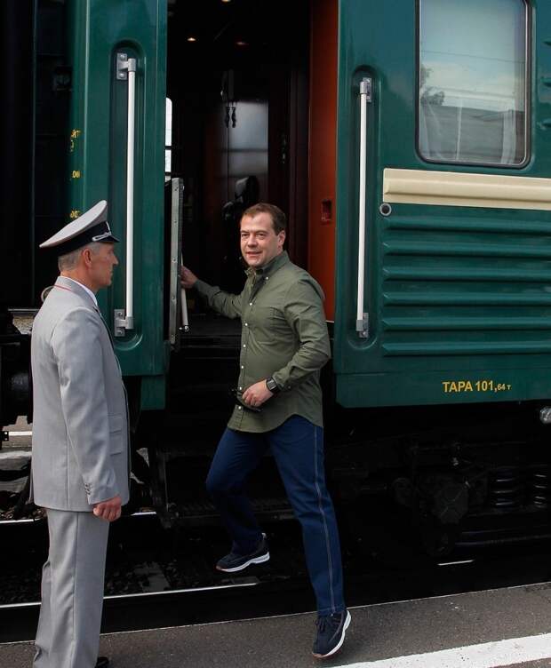 Этот снимок сделан в августе 2012 года на станции Топки в Кемеровской области, где остановился правительственный спецпоезд и Дмитрий Медведев вышел прогуляться. Тогда вагоны секретного состава были еще зеленого цвета. Фото: Дмитрий АСТАХОВ/ТАСС 