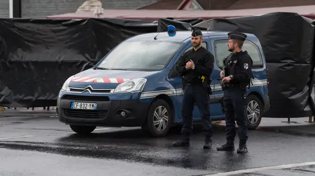 Неизвестный с ножом напал на людей в пригороде Парижа