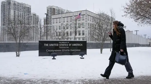 «Попытка вызвать панику»: почему Байден призвал американцев покинуть Украину