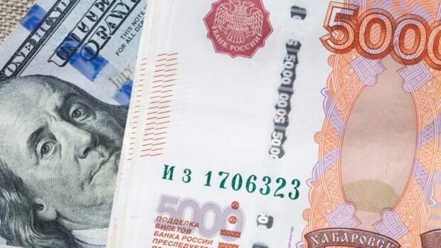 Рубль продолжает падать: доллар и евро обновляют максимумы на межбанковском рынке