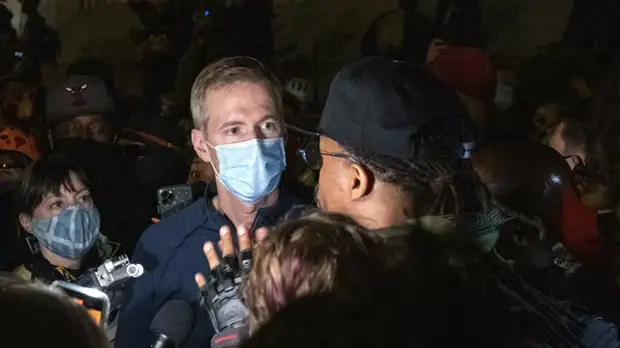 Мэр Портленда покинет квартиру из-за устроенного протестующими поджога