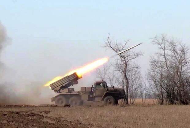 Вооруженные силы Украины несут большие потери в живой силе и технике в зоне спецоперации, сообщили в пресс-службе Минобороны России.