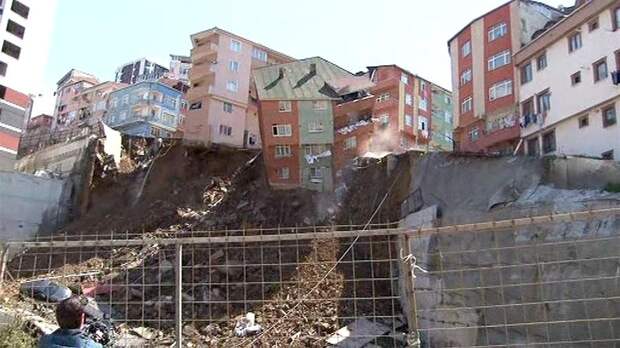 Жилой дом рухнул из-за оползня в Стамбуле