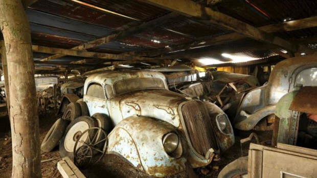 Старинные автомобиле в техасском сарае.