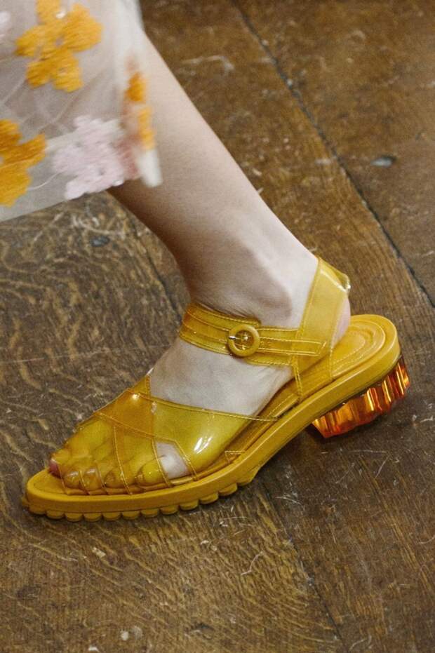 Желтые пластиковые сандалии из коллекции весна-лето 2018 Simone Rocha