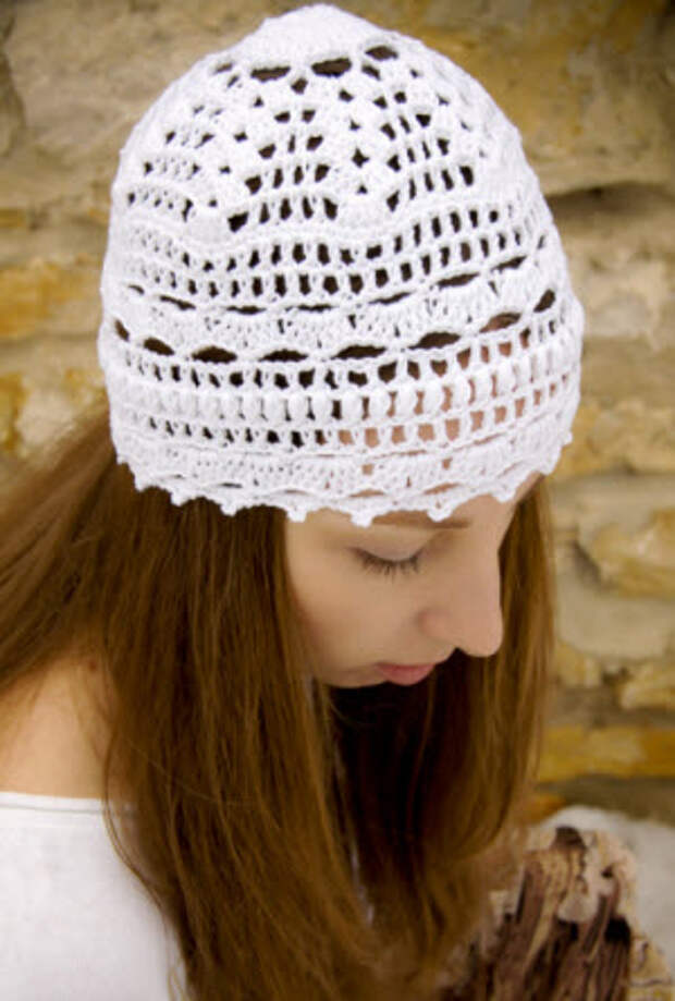 Белая детская шапочка-чепчик, связанная спицами. Подробное описание