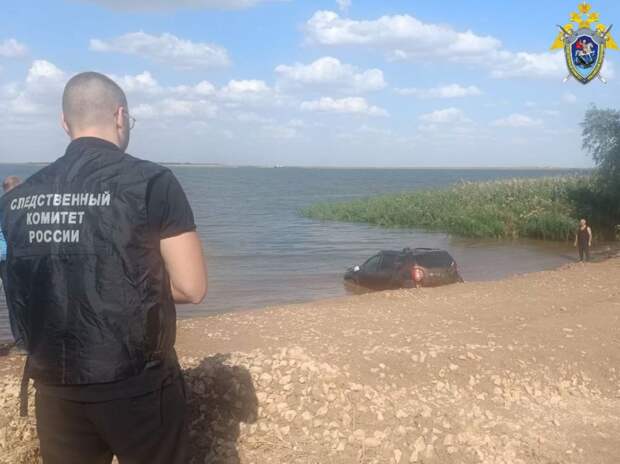 В Волгоградской области со дна реки подняли затонувшую машину с погибшей семьей