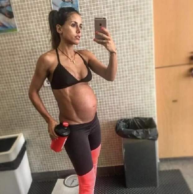 Беременная женщина в спортзале беременная девушка, беременные