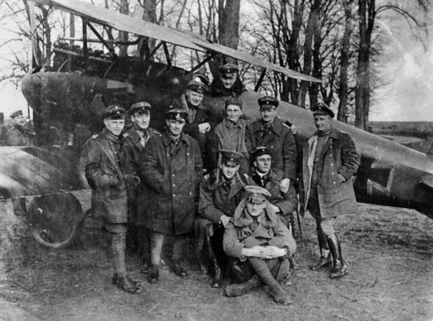 Рихтгофен в кабине своего знаменитого Rotes Flugzeug с другими членами Jasta 11, включая его брата Лотара (сидит впереди), 23 апреля 1917 года. \ Фото: stoplusjednicka.cz.