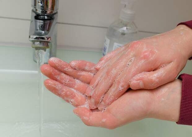 Тщательно мойте руки с мылом, не менее 10 секунд. Фото: GLOBAL LOOK PRESS
