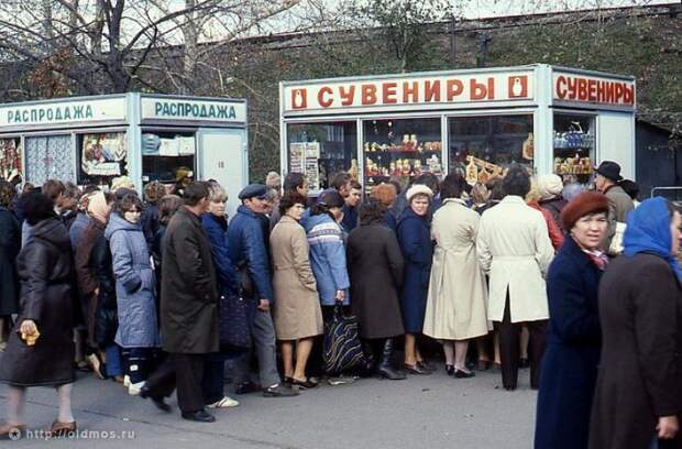 2425 История московской очереди в фотографиях