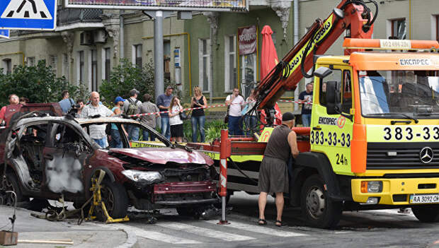 Взорванный автомобиль на перекрестке улиц Богдана Хмельницкого. Архивное фото