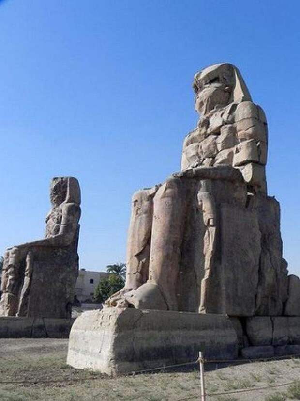 2. Колоссы Мемнона на западном берегу Нила, напротив Луксора.  древний египет, история, технологии