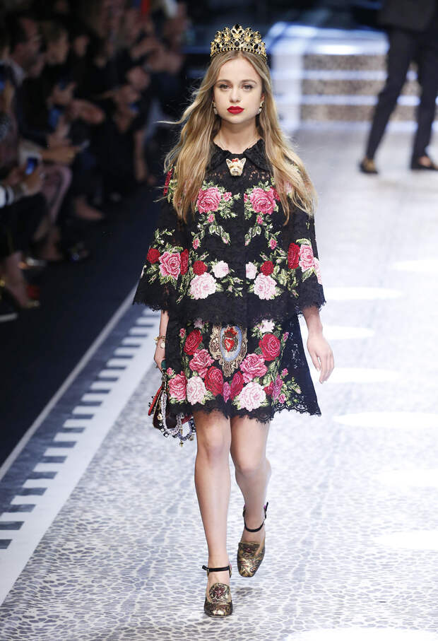 Амелия на показе Dolce & Gabbana в Милане, 2017 год
