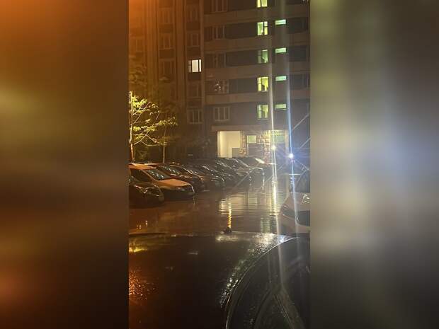 Десятки автомобилей затопило на парковке в Москве из-за коммунальной аварии