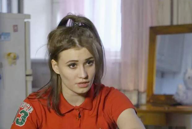 Жертва рукоприкладства отца. Из-за преступного поведения была определена в спецшколу. Ее боялись даже педагоги.