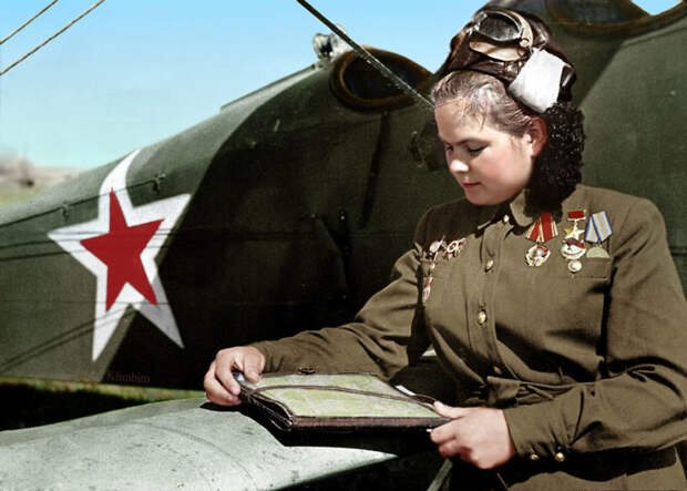 12. Екатерина Рябова, советский летчик, Герой Советского Союза, 1945 год время, россия, фотография, цвет