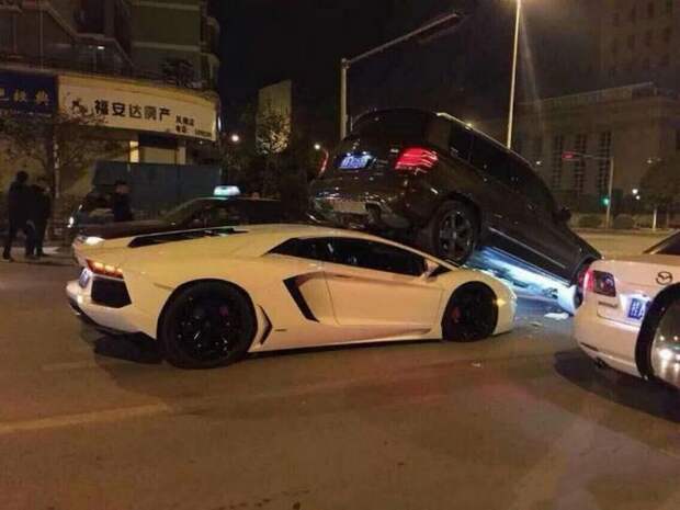 Внедорожник уселся на морду шустрого Lamborghini (3 фото)