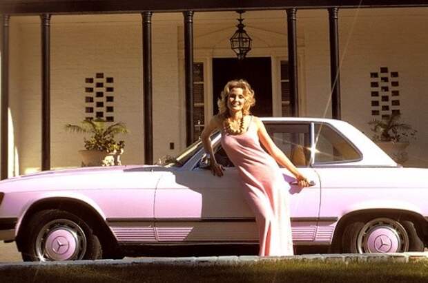 Синтия Вуд — девушка Playboy '74, позирует на фоне своего Mercedes–Benz 450 SL US–spec (R107), 1974 год, США исторические фотографии, история, факты