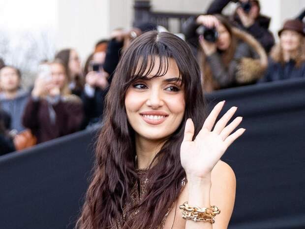 За что критикуют выходы Ханде Эрчел на Неделе моды в Париже — фото актрисы