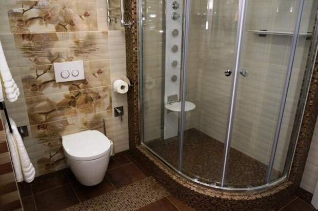 Китайцы в ванной комнате устанавливают душевые кабинки / Фото: mykaleidoscope.ru