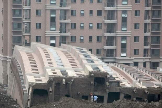 13-этажный дом был монолитно-каркасным, поэтому упал без разрушений, ровно на бок. китайские стоители, факты