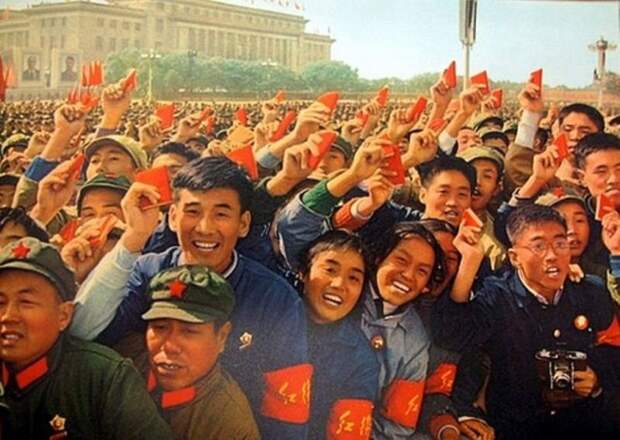 Одна из самых знаменитых фотографий протеста на Тяньаньмэнь-1989. А ведь с обеих сторон противостояния стоят фактически ровесники: студенты и солдаты.-9