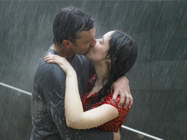 Под дождем хочу тебя  я целовать.