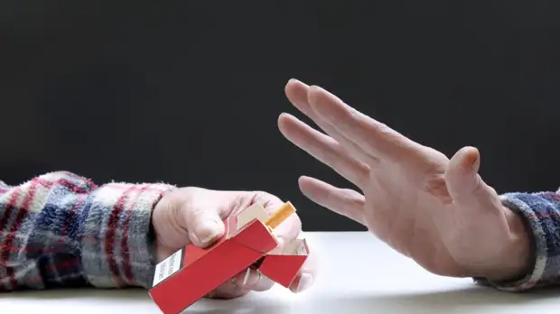 Нарколог дал советы тем, кто планирует бросить курить с Нового года