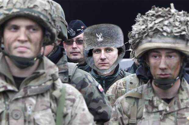 Солдат НАТО призывают одеваться теплее