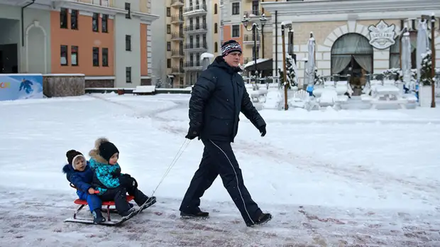Беззаявительно перечислят: ПФР разъяснил порядок новогодних выплат семьям с детьми
