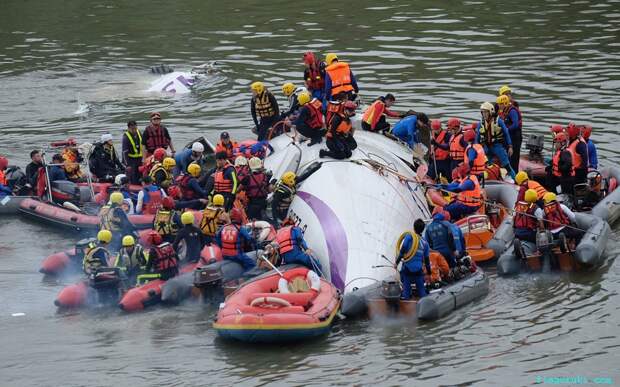Сегодня утром пассажирский самолёт ATR 72-600 частной авиакомпании TransAsia упал в реку Килунг неподалёку от Тайбэя, столицы Тайваня. 