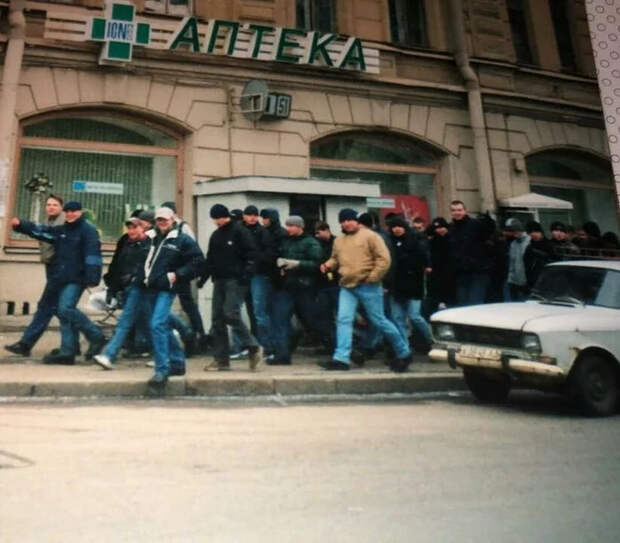 Интересные фотографии 90 -х (часть 37) 90-е, Детство 90-х, Ностальгия, Фотография, Подборка, Знаменитости, Россия, Эпоха, Земфира, Григорий Лепс, Клаудия Шиффер, Поле Чудес, Dendy, Sega, Якубович, 2000-е, Жизнь, Футбольные фанаты, Дети, Длиннопост
