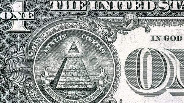 На однодолларовой купюре Всевидящее око изображено на верхушке пирамиды из 15 ступеней, символизирующих первоначальное количество штатов в США